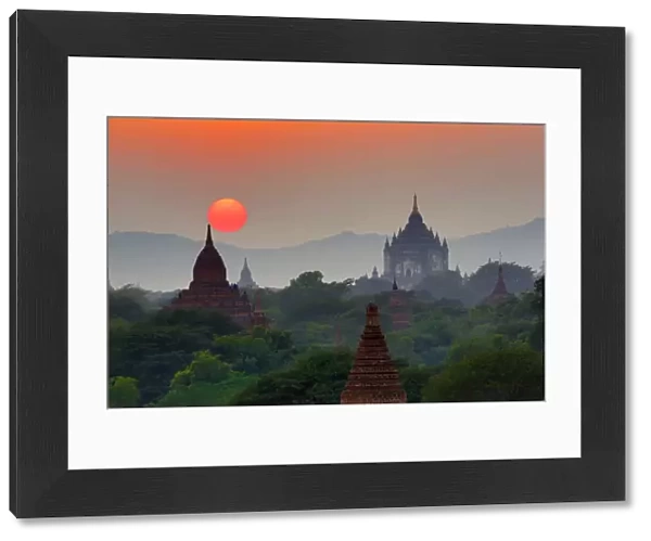 Thatbyinnyu Pagoda and the Temples and pagodas at sunset on the Central Plain of Bagan