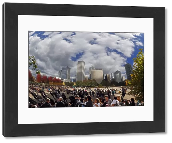 Cloud Gate Sculpture and city skyline, Chicago, Illinois, America