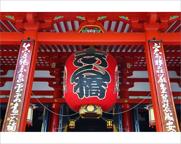Giant red Japanese lantern at Senso-Ji Temple in Asakusa in Tokyo, Japan