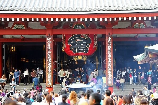 Crowds and giant red Japanese lantern at Sensoji Asakusa Kannon Temple, Tokyo, Japan