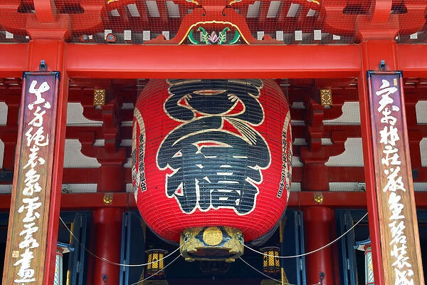 Giant red lantern at the main Senso-Ji Temple in Asakusa, Tokyo, Japan