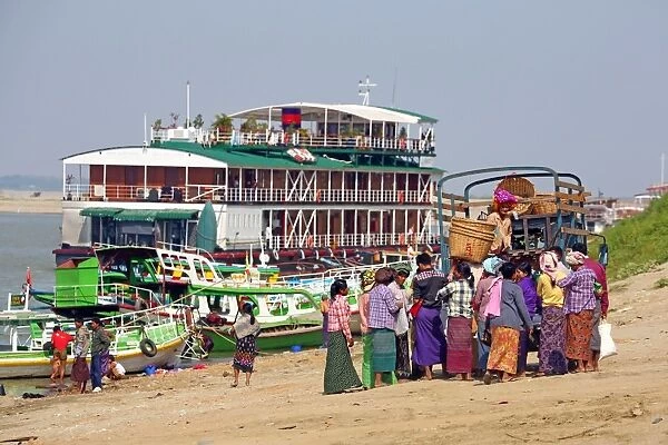 People loading and unloading ferry boats on the Ayeryarwaddy River in Old Bagan, Bagan