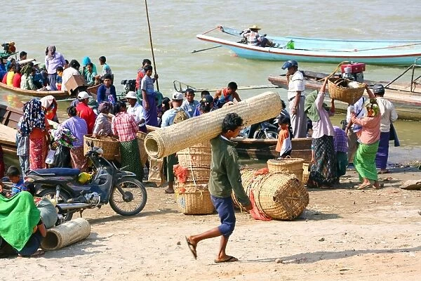 People loading and unloading ferry boats on the Ayeryarwaddy River in Old Bagan, Bagan