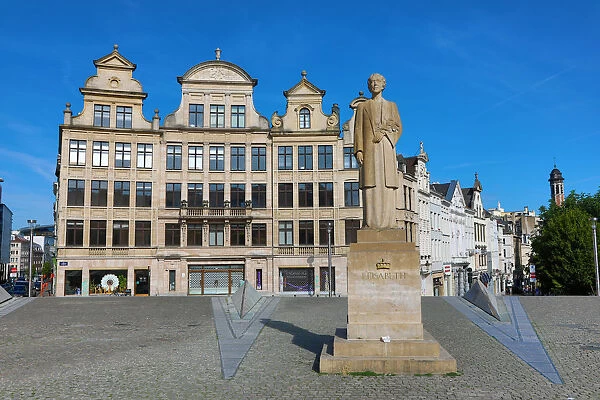 Statue of Elisabeth of Bavaria, Queen of Belgium, in the Place de L Albertine