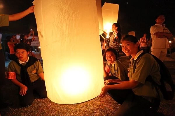 Yee Peng Sansai, Loy Krathong, Floating Lantern Ceremony, Mae Jo, Chiang Mai, Thailand
