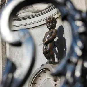 Manneken Pis, statue of a boy peeing into a fountain, Brussels, Belgium