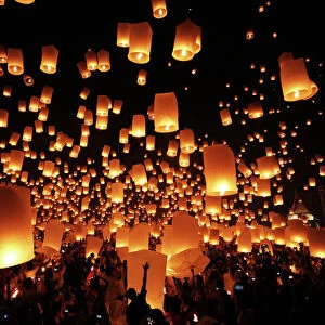 Sky Lanterns at Yee Peng Sansai, Loy Krathong, Floating Lantern Ceremony, Mae Jo, Chiang Mai, Thailand