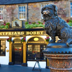 Statue of Greyfriars Bobby and pub on Candlemaker Row, Edinburgh, Scotland