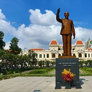 Statue of Ho Chi Minh in front of the Saigon PeopleOs Committee Building, Ho Chi Minh City