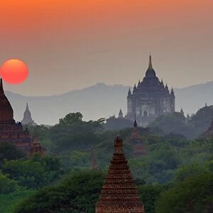 Thatbyinnyu Pagoda and the Temples and pagodas at sunset on the Central Plain of Bagan
