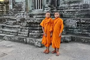 Images Dated 11th November 2014: Buddhist Monks at Angkor Wat Temple, Siem Reap, Cambodia