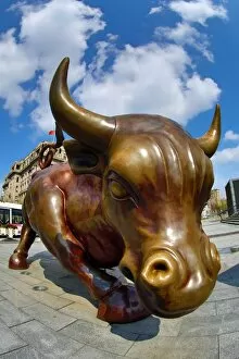Images Dated 8th April 2015: The Bund Bull on the Bund, Shanghai, China