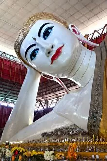 Images Dated 28th January 2016: Chauk Htat Gyi Pagoda and reclining Buddha statue, Yangon, Myanmar