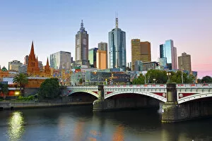 Australia Collection: City skyline of Melbourne and the Princes Bridge over the Yarra River, Melbourne