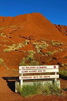 Images Dated 17th March 2018: Closed path heat warning sign at Uluru, Ayers Rock, Uluru-Kata Tjuta National Park
