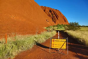 Images Dated 17th March 2018: Closed path heat warning sign at Uluru, Ayers Rock, Uluru-Kata Tjuta National Park