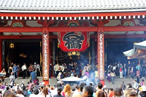 Crowds and giant red Japanese lantern at Sensoji Asakusa Kannon Temple, Tokyo, Japan Crowds and giant red Japanese lantern at Sensoji Asakusa Kannon Temple, Tokyo, Japan