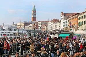 Images Dated 9th February 2013: Crowds on the Venice waterfront in Venice, Italy