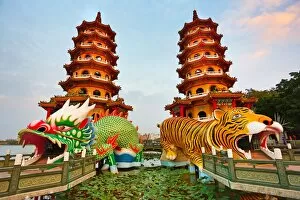 Images Dated 27th November 2015: Dragon and Tiger Pagodas, Lotus Pond, Kaohsiung, Taiwan