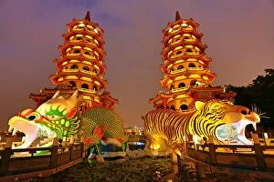 Images Dated 27th November 2015: Dragon and Tiger Pagodas, Lotus Pond, Kaohsiung, Taiwan