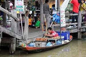 Images Dated 4th December 2012: Fast Food stall at Pattaya Floating Market in Pattaya, Thailand
