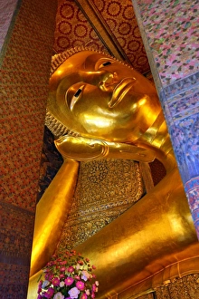 Giant reclining gold Buddha statue at Wat Pho temple, Bangkok, Thailand Giant reclining gold Buddha statue at Wat Pho temple, Bangkok, Thailand