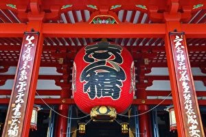 Images Dated 4th April 2013: Giant red Japanese lantern at Senso-Ji Temple in Asakusa in Tokyo, Japan