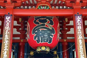 Images Dated 27th March 2019: Giant red lantern at the main Senso-Ji Temple in Asakusa, Tokyo, Japan