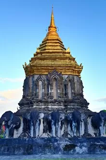 Images Dated 9th November 2014: Gold topped elephant chedi at Wat Chiang Man Temple in Chiang Mai, Thailand