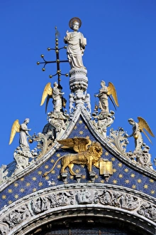 Gold winged lion of St. Mark on the Basilica di San Marco, Cathedral of St Gold winged lion of St. Mark on the Basilica di San Marco, Cathedral of St