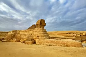 Egypt Collection: The Great Sphinx statue and the Pyramid of Khafre on the Giza Plateau, Cairo, Egypt