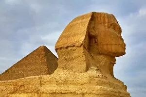 Egypt Collection: The Great Sphinx statue and the Pyramid of Khafre on the Giza Plateau, Cairo, Egypt