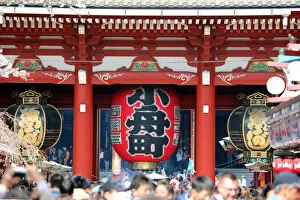 Images Dated 27th March 2019: Hozomon, the inner gate of the Senso-Ji Temple in Asakusa and its giant red lantern
