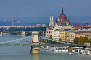 Images Dated 28th September 2017: The Hungarian Parliament Building, the Orszaghaz, the Szechenyi Chain Bridge
