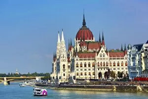 Images Dated 29th September 2017: The Hungarian Parliament Building, the Orszaghaz, and the River Danube in Budapest