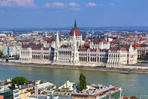 Images Dated 29th September 2017: The Hungarian Parliament Building, the Orszaghaz, and the River Danube in Budapest