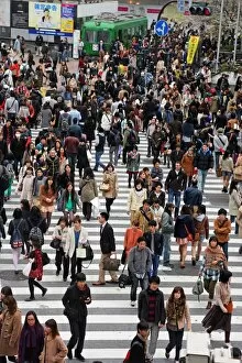 Images Dated 30th March 2013: Japanese street scene showing crowds of people crossing the street on a pedestrian crossing in