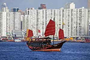 Images Dated 14th August 2012: Junk in Victoria Harbour, Hong Kong, China