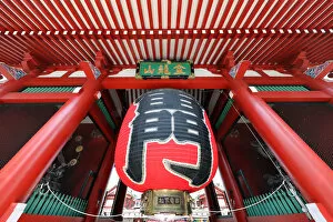 Images Dated 27th March 2019: Kaminarimon, the outer gate of the Senso-Ji Temple in Asakusa and its giant red lantern
