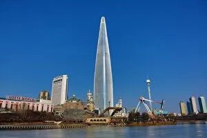Seoul, Korea Collection: Lotte World Tower skyscraper and theme park in Jamsil, Seoul, Korea