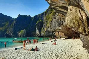 Phuket Collection: Maya Bay and beach on Ko Phi Phi Le island, Andaman Sea, Thailand