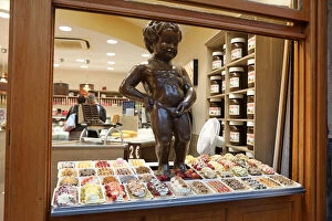 Brussels, Belgium Collection: Model of the Manneken Pis, statue of a boy peeing, in the window of a waffle shop in Brussels