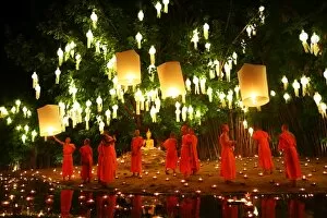 Images Dated 14th November 2016: Monks celebrate Loy Krathong at Wat Phan Tao Temple, Chiang Mai, Thailand