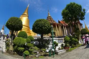 Images Dated 16th November 2014: Phra Siratana Chedi Golden Stupa at the Wat Phra Kaew Temple complex of the Temple of the Emerald