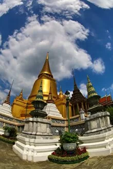 Images Dated 16th November 2014: Phra Siratana Chedi Golden Stupa at the Wat Phra Kaew Temple complex of the Temple of the Emerald