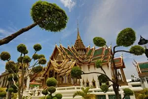 Images Dated 28th May 2013: Phra Thinang Dusit Maha Prasat building and spire in the Grand Palace Complex, Wat Phra Kaew