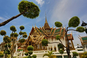 Phra Thinang Dusit Maha Prasat building and spire in the Grand Palace Complex, Wat Phra Kaew, Bangkok, Thailand Phra Thinang Dusit Maha Prasat building and spire in the Grand Palace Complex, Wat Phra Kaew, Bangkok, Thailand