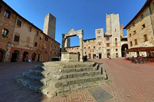 San Gimignano, Italy Collection: Well in the Piazza Cisterna in San Gimignano, Tuscany, Italy