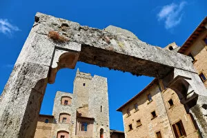San Gimignano, Italy Collection: Well in the Piazza Cisterna in San Gimignano, Tuscany, Italy