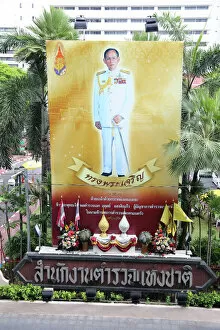 Trending: Picture of Thai King Rama IX, Bhumibol Adulyadej at Police headquarters, Bangkok, Thailand